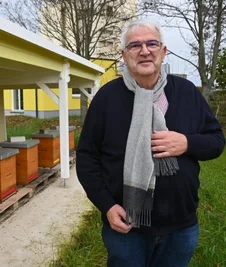 Geschäftsführer Thomas Utermöller vor den Bienenstöcken der Firma.