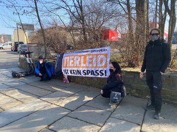 Tierschützer der Chemnitzer Ortsgruppe von Animals Rights Watch protestieren in der Nähe des Zirkus "Paul Busch" auf dem Chemnitzer Richard-Hartmann-Platz gegen Tiere im Zirkus.