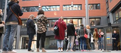 Geduldig warten die in Chemnitz angekommenen Frauen aus der Ukraine im Moritzhof auf behördliche Hilfe. 