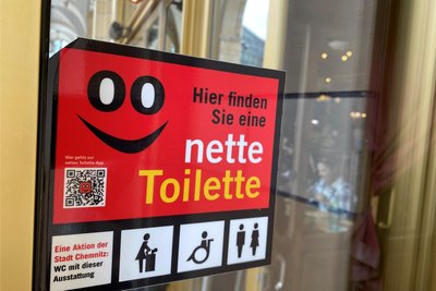 Dieses Schild (hier am Turmbrauchhaus) weist darauf hin, dass Gäste die Toilette des Lokals oder der Einrichtung nutzen könne, ohne Kunde zu sein.