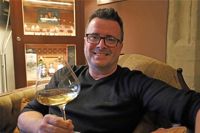 Ronny Löser, Inhaber der Freiberger „Genussbar“, hat „wenig Bock“, sich Heiligabend noch lange in die Küche zu stellen.