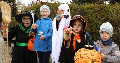 Lautstark polternd haben sich im Schwarzenberger Stadtteil Heide am Samstag die kleinen Winterhexen verabschiedet. Im Bild: Susanna Müller mit Leo, Oskar (Gespenst), Hexe Frieda und Theo.