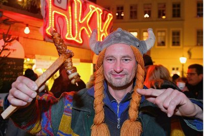 Schaschlik-Spieße bietet der Hainichener Karnevalsklub um Axel Weiß an. 