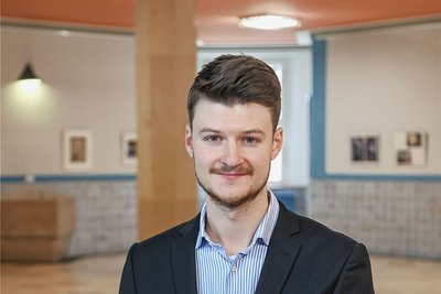 Peter Müller (25) pendelt von Leipzig aus zu seiner Schule nach Eilenburg, wo er die vergangenen 1,5 Jahre gearbeitet hat. Studiert hat er in Halle.