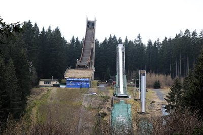 Die Erzgebirgsschanze (links) in Johanngeorgenstadt könnte unter Denkmalschutz gestellt werden.