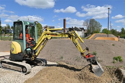 Im Bikepark Penig finden durch Bauhofmitarbeiter noch Restarbeiten auf dem Gelände am ehemaligen Bahnhof statt.