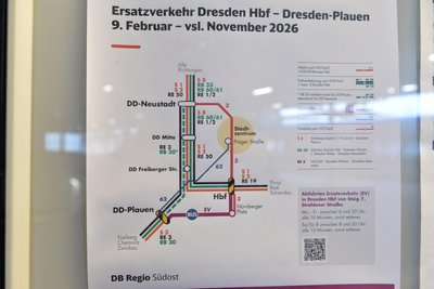 Zwischen Dresden-Plauen und Dresden Hauptbahnhof gibt es voraussichtlich bis November 2026 Ersatzverkehr. Die Buslinie 62 hat einen Stopp an der Prager Straße.