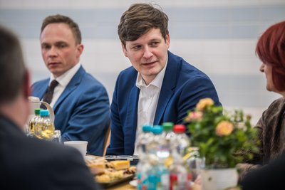 Sachsens Kultusminister Conrad Clemens (CDU) beim Besuch der Grundschule Thalheim.