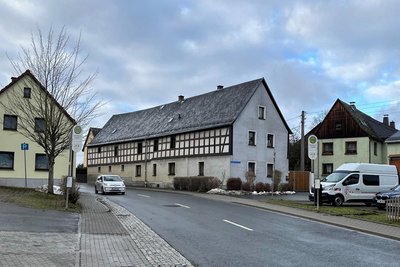 In Schönbrunn gibt es eine Debatte um Verkehrssicherheit und Tempo 30 in der Ortsdurchfahrt. Die Gemeinde Bösenbrunn plant den Einsatz eines mobilen Blitzers an der Hauptstraße.