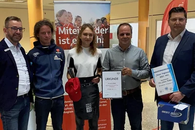 Elite-Schülerin Pia-Lilian Kübler mit ihrem Trainer André Pschera, flankiert von Sparkassen-Filialleiter Sven Dittmann (links), Oberbürgermeister Thomas Hennig (rechts) und Ronny Kaiser, dem stellvertretender Leiter des Olympiastützpunktes Sachsen. 