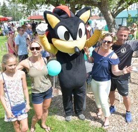 Das Siebenlehner Maskottchen mit Mike Schauer vom Sportverein, Romy Walcha (r.) und Mandy Bernig mit Tochter Leni. 