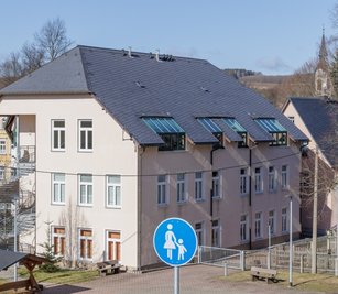 Der Neubau der Oberschule in Sehma soll eine Schleppgaube erhalten. Die bisherigen schrägen Dachfenster sind nicht nur undicht, sondern sorgen auch für eine unangenehme Lärmkulisse. 