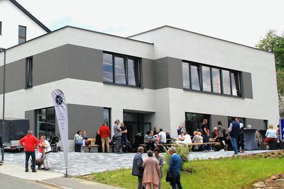 Die Einweihung des Anbaus der Evangelisch Freikirchlichen Gemeinde Lengenfeld lockt am Sonntag viele interessierte Gäste an. 