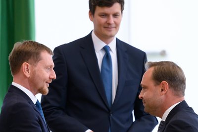 Sachsens heutiger Kultusminister Conrad Clemens (Mitte) im September 2024 bei einer Landtagssitzung mit Ministerpräsident Michael Kretschmer (links) und dem heutigen Landtagspräsidenten Alexander Dierks (alle CDU).
