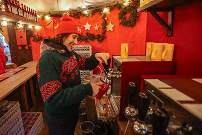 Susan Lindner schenkt am Stand der „Feuerzangenbowle“ auf dem Rosenhof Glühwein aus.