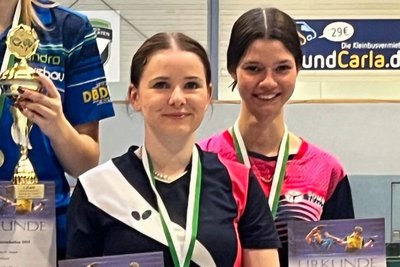 Chantal Prochnau (links) und Lea Riedel aus dem Vogtland erreichten bei der Tischtennis-Landesmeisterschaft das Halbfinale. In einem knappen Fünfsatzkrimi mussten sie sich geschlagen geben und landeten auf Platz drei.