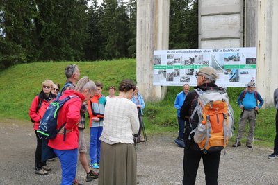 Der Förderkreis hat ein Infotafel an der Schanze anbringen lassen und eine Schanzenwanderung (im Bild) organisiert.