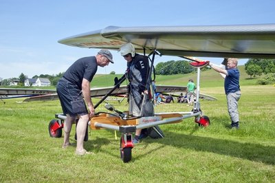 Vor dem Start: Der Pilot des Starrflüglers legt sich auf den Startwagen.