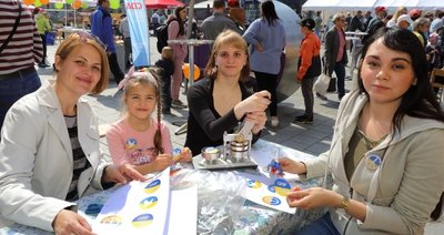 Auf dem Auer Altmarkt wurden am Sonntag auch Anstecker für den Frieden gebastelt. Die kleine Nastja und ihre Mama Ludmilla (l.) sind froh, in Sicherheit zu sein. Jenny Lederer und Lisa-Marie Lorbeer (r.) haben geholfen.
