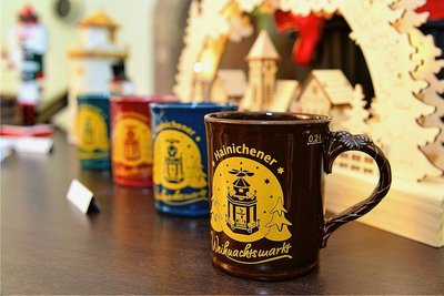 Das sind die neuen Glühweintassen mit dem Motiv "Hainichener Weihnachtsmarkt".