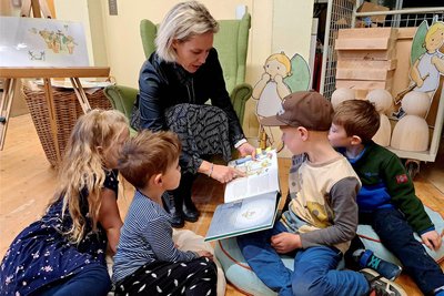 Mit ihren Geschichten zog Katja Findeisen die Kinder sofort in ihren Bann.