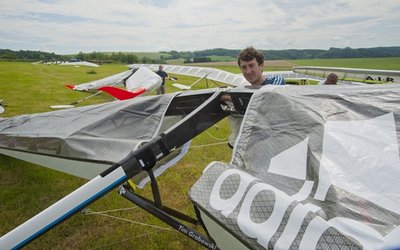 Weltmeister Tim Grabowski bereitet seinen Drachen vor.
