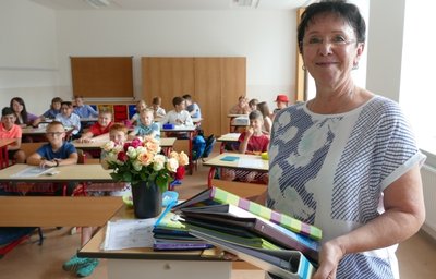 Zum letzten Mal hat Angela Hofmann Ende vergangener Woche ihren Schülern die Zeugnisse überreicht. 