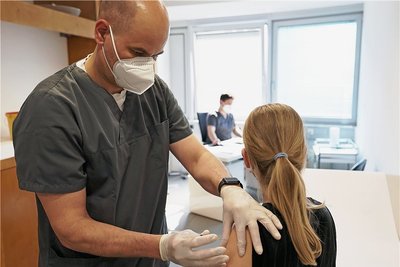 Ein zwölfjähriges Mädchen wird in einer Arztpraxis in Nordrhein-Westfalen mit dem Serum von Biontech/Pfizer geimpft. 