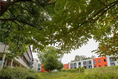 Die Psychiatrische Klinik in Plauen mit dem bisherigen Bereich links und dem Anbau: Die Mitarbeiter gehen bei der Coronaprämie leer aus. Beschäftigte empfinden das als Demütigung, die Helios-Geschäftsführung in Plauen äußert Bedauern über die starre Vorgabe. Die Gewerkschaft Verdi meint: Man hätte Lösungen finden können.