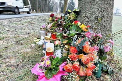 An der Unfallstelle auf der Straße Münzbachtal haben Trauernde Blumen niedergelegt und Kerzen aufgestellt.