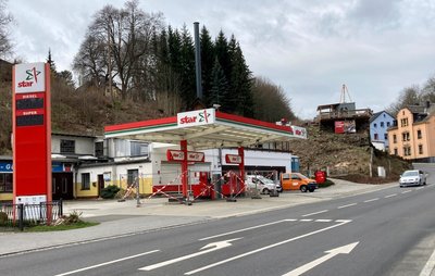 An der SB-Tankstelle am Fuße des Casinobergs in Schneeberg sieht alles nach Demontage aus.