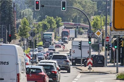 Die B 174 am Südring in Chemnitz. Über die Route werden zunehmend Geflüchtete nach Deutschland gebracht.