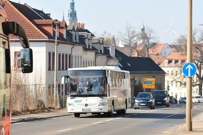 Dreimal täglich fahren Busse von Annaberg über Freiberg nach Dresden und zurück, hier auf der B 173 in Höhe Jakobikirche in Freiberg.
