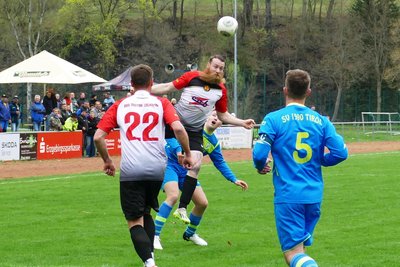 Bei Kopfballduellen sprangen oft die Spieler der Gastgeber etwas höher.