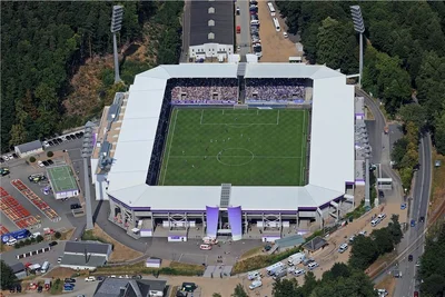 Volle Ränge in lila-weiß: Beim Freundschaftsspiel des FC Erzgebirge Aue gegen den FC Schalke 04 zur offiziellen Eröffnung war das Erzgebirgsstadion Ende Juli 2018 ausverkauft. 