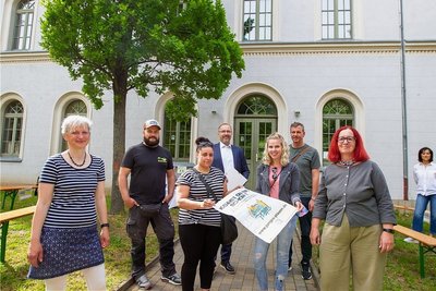 Seit 2019 haben Akteure der Plauener Jugendarbeit mit den Kids und der Verwaltung geackert. Nun wurde eine mobile Website symbolisch vorm Kinder- und Jugendhaus esef freigeschaltet.