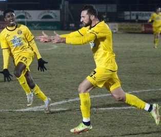 Michail Fragkos (rechts), hier beim Jubel über den Treffer zum 2:2-Endstand im Nachholspiel gegen Altglienicke, sorgte auch beim SV Babelsberg mit dem Ausgleich zum 1:1 für einen Auerbacher Punktgewinn.