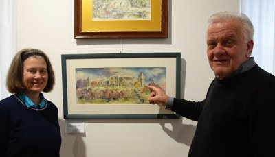 Ulrich Leipoldt, Weggefährte von Udo Müller, hat sich in der neuen Ausstellung des Neuberin-Museums umgeschaut. Dabei plauderte er mit Museumsleiterin Martina Bundszus auch über die Entwicklung von Bauten auf den Bildern, wie hier das ehemalige Plauener Schloss, auf dessen Gelände sich heute die Studienakademie befindet. 