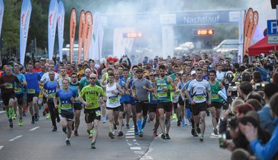 Dieses Bild zeigt den Start des Chemnitzer Nachtlaufs von 2019.