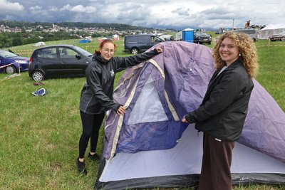 Lucy Alabama Lorenz (li.) und Freundin Kira Illing sind nur mit leichtem Gepäck und Zelt angereist – und zum Feiern.
