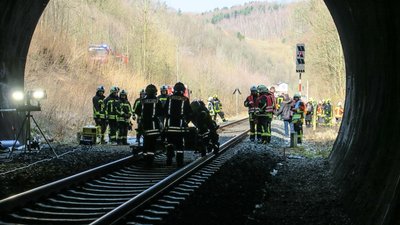 85 Einsatzkräfte waren am Samstagmorgen bei einer Großübung in Bad Schlemas Eisenbahntunnel beteiligt.