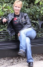  Mandy Wötzel lebt in Australien und ist Mutter eines fünfjährigen Sohnes. 