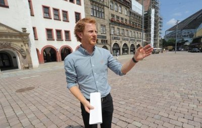 Etwa an der Stelle, wo Baubürgermeister Michael Stötzer steht, soll der Brunnen errichtet werden.