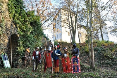 Die „Mylauer Musterung 1470“ wird am Wochenende in den Burghöfen und im Burggarten nachgestellt.