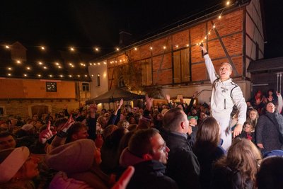 Dorffest des Jahres: Etwa 500 Leute feierten Kraftklub.