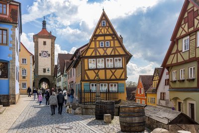 Blick auf das Plönlein in der Altstadt von Rothenburg ob der Tauber mit dem Siebersturm und dem markanten gelben Fachwerkhaus.