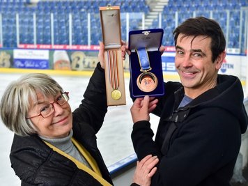  Ingo Steuer und Trainerin Monika Scheibe präsentieren die beiden wichtigsten Medaillen: WM-Gold (links) und Olympiabronze. 