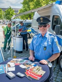Zum Präventionsteam gehörten Polizeihauptmeister Andreas Pforte (vorn) und Polizeihauptkommissar Uwe Nerger. 