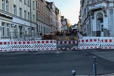Die Straße der Deutschen Einheit in Burgstädt ist wieder passierbar. Gesperrt bleibt die Dr.-Robert-Koch-Straße, die bis Ende 2023 saniert wird. Foto: Bettina Junge