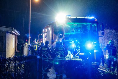 Sechs Feuerwehrfahrzeuge standen in der Zufahrt zur Kleingartenanlage.